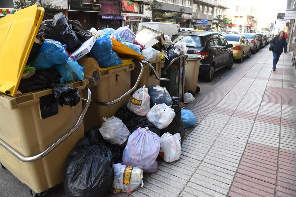 Basura sin recoger en las calles de A Coruña