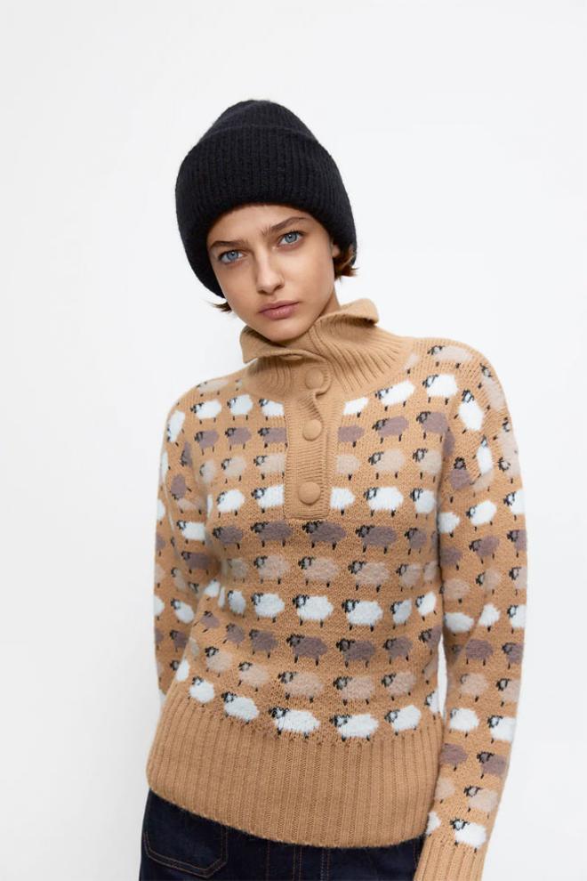 Jersey de cuello alto y botones con estampado de ovejas, de Zara