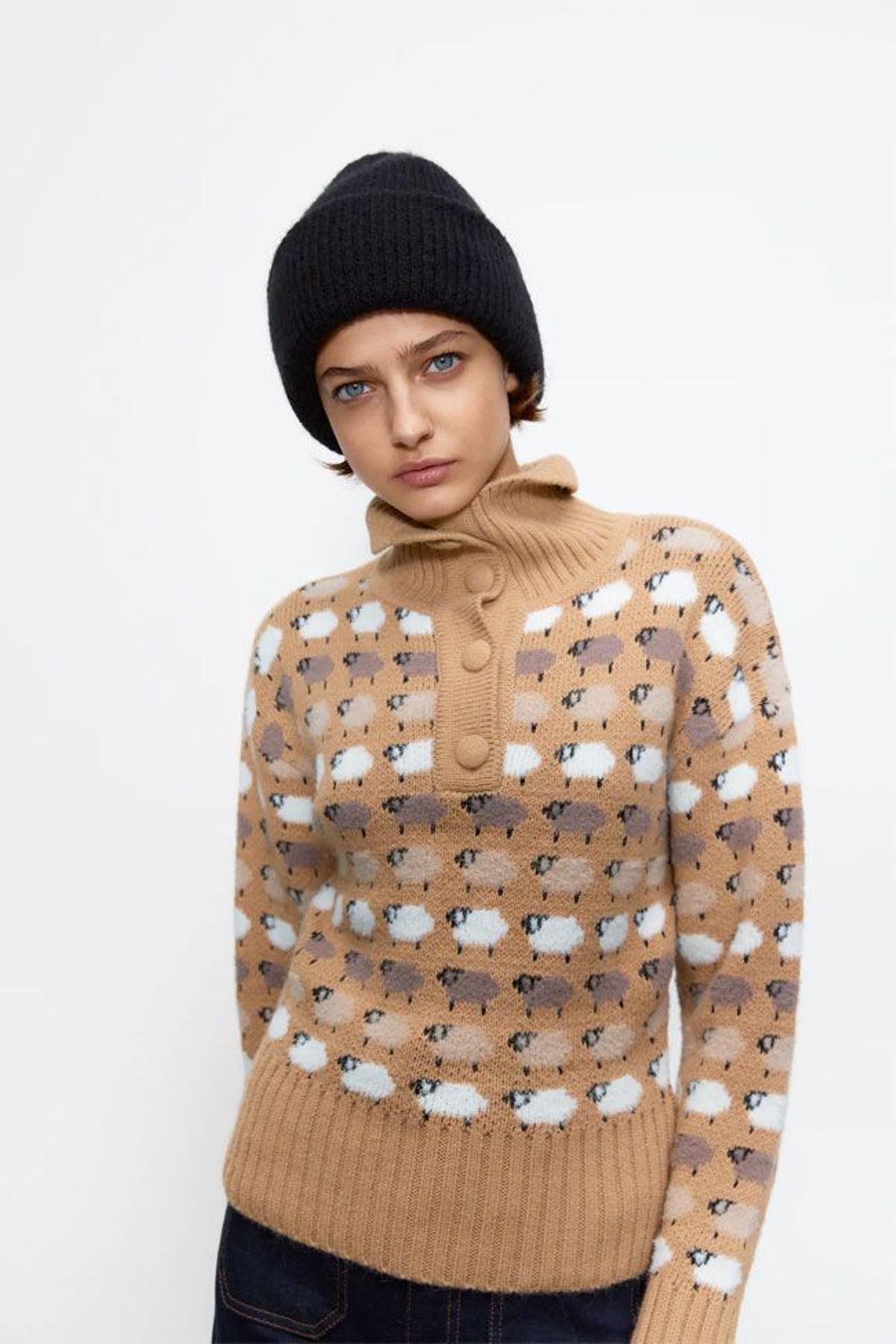 Jersey de cuello alto y botones con estampado de ovejas, de Zara
