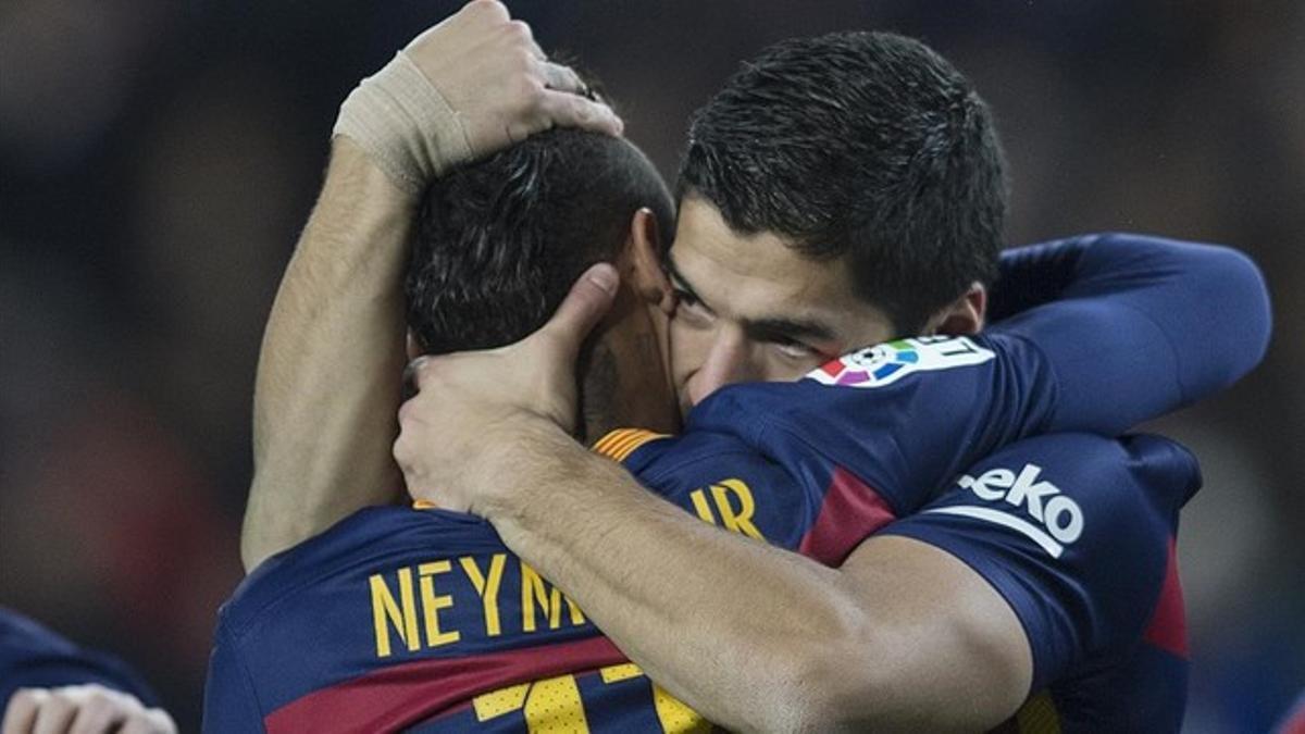 Suárez y Neymar se abrazan tras un gol ante el Athletic de Bilbao