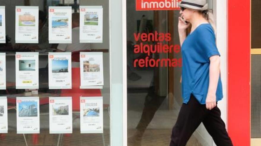 El escaparate de una inmobiliaria, con varios anuncios de pisos en alquiler.