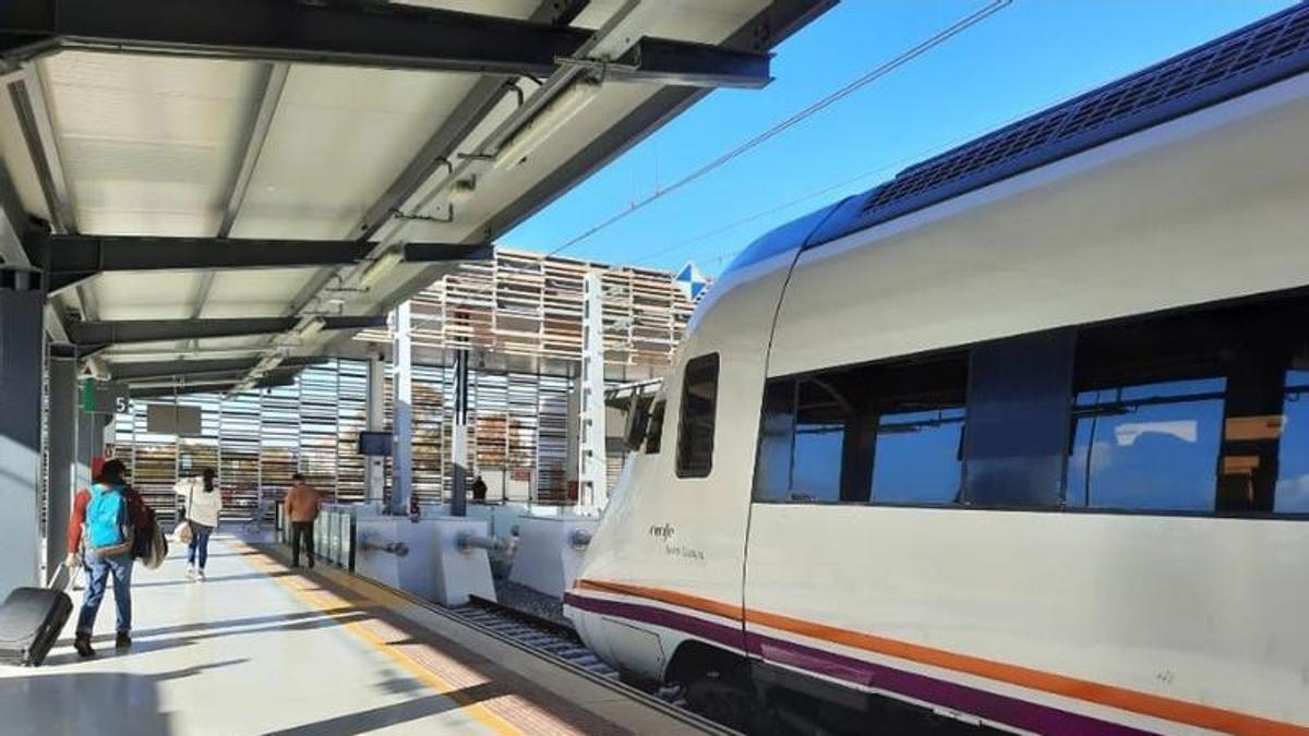 Archivo - Tren de media distancia en la estación de Huelva.
