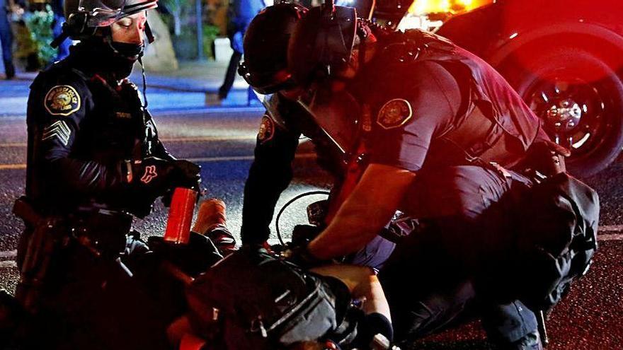La policia deté un manifestant a les protestes antiracistes a Portland