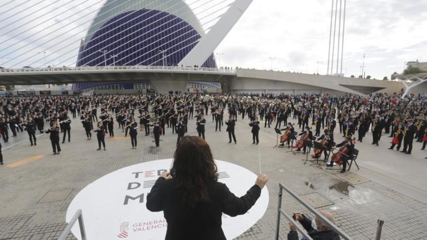 Olga Clari, batuta en mano, el pasado domingo ante mil músicos frente al Agóra.  | E. RIPOLL