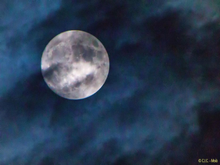 La Superllina, vista des de Moià, la nit del 13 de novembre.