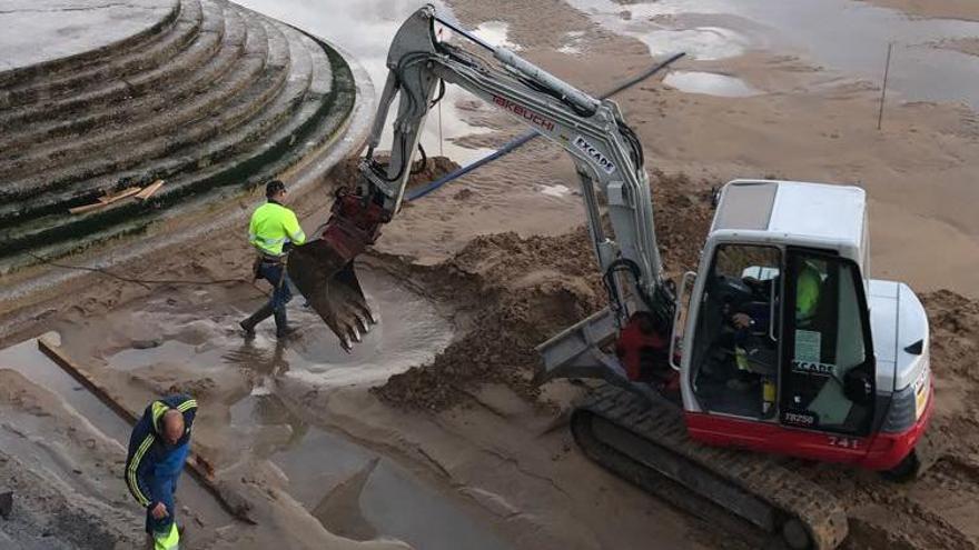 Obras, esta mañana, en la zona de duchas de La Escalerona.