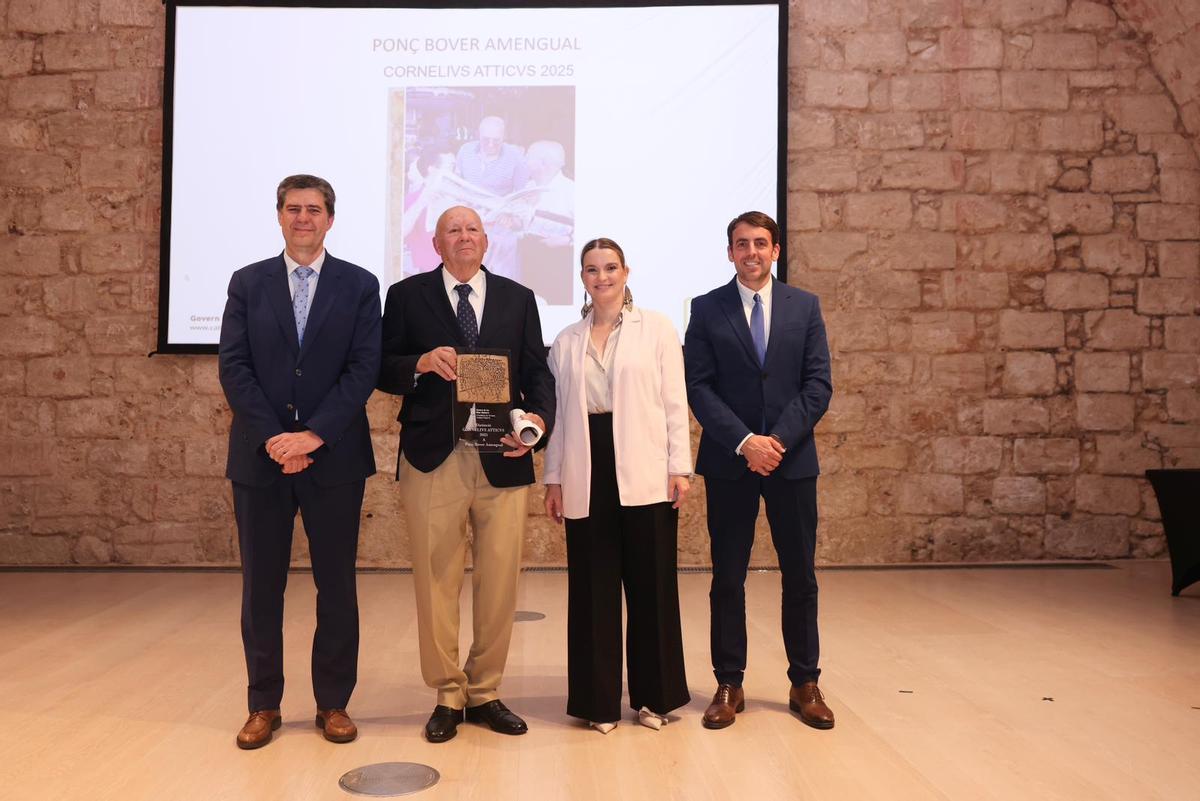 Ponç Bover posa con el premio Cornelius Atticus junto a Prohens, Ramonell y Bauzà