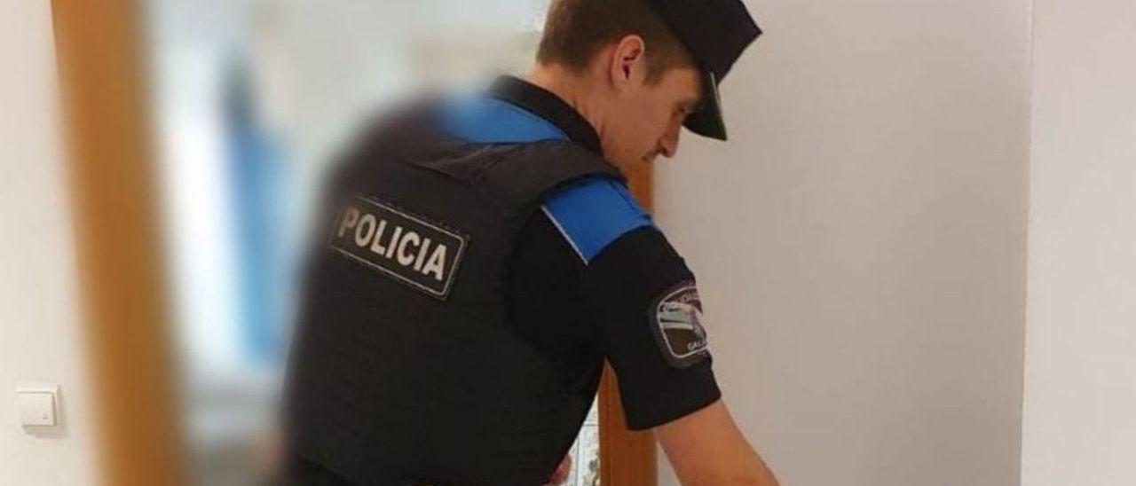 La Policía Local de Porriño tiró la puerta abajo con un ariete.