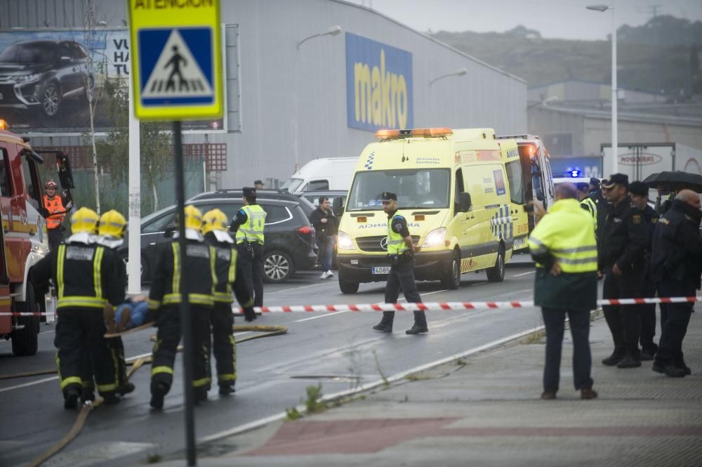 Bomberos y personal de los equipos de emergencias ensayan cómo intervenir en caso de accidente con mercancías peligrosas