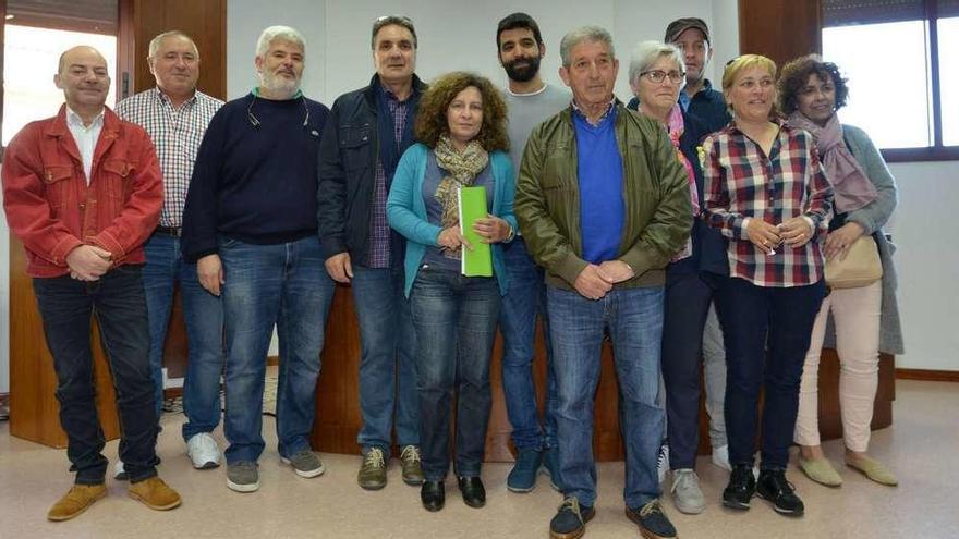 Pilar Blanco, en el centro, rodeada de algunos de los compañeros que anunciaron su baja en el BNG, entre ellos el edil Alfonso Pose. // G.S.