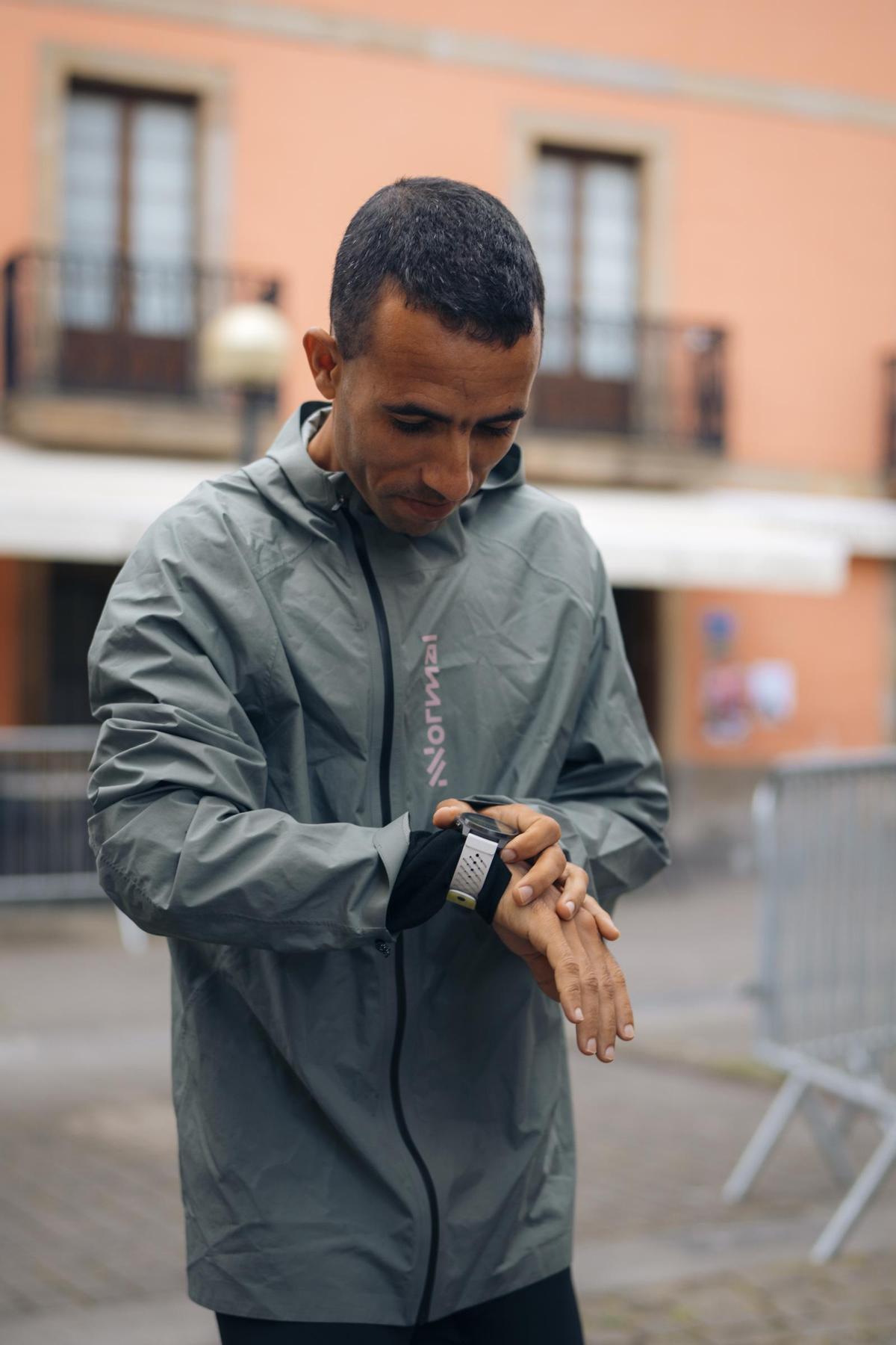 Elhousine, consultando su reloj Suunto previo a la carrera