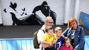 Banksy dibuja un gorila ante el zoo de Londres