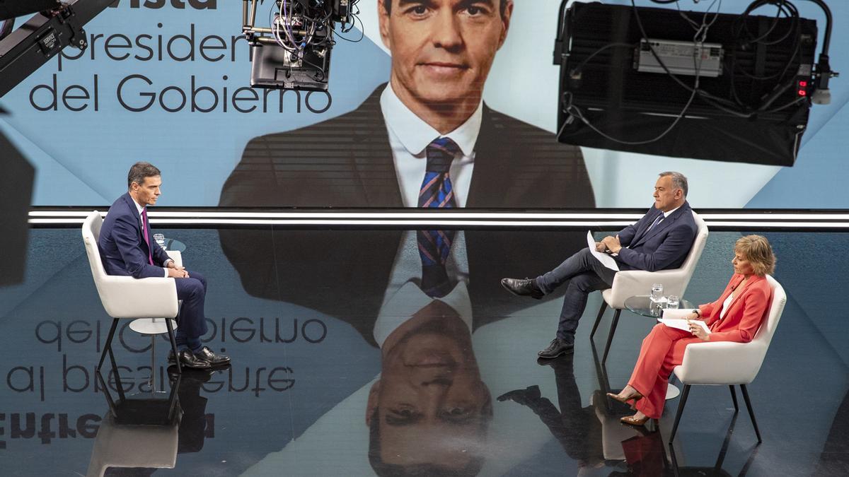 El presidente del Gobierno, Pedro Sánchez (i), durante la entrevista que ha concedido hoy lunes a Televisión Española.