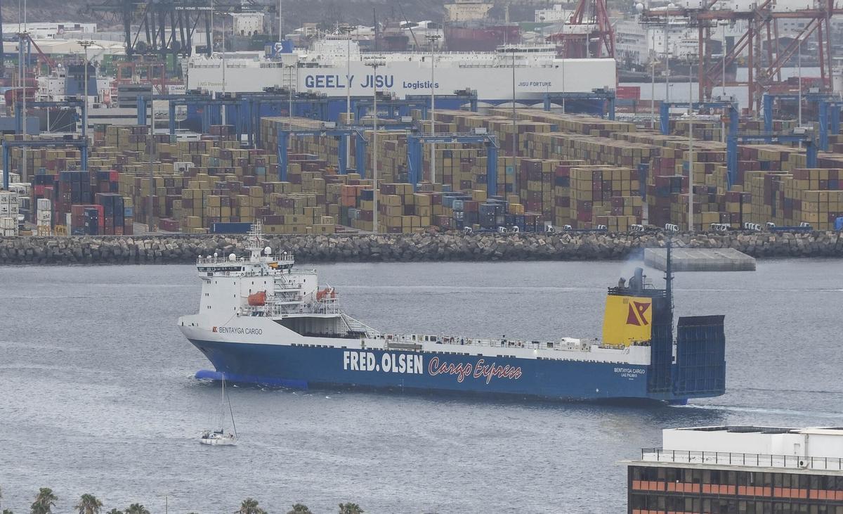 Un barco entra en el Puerto de Las Palmas