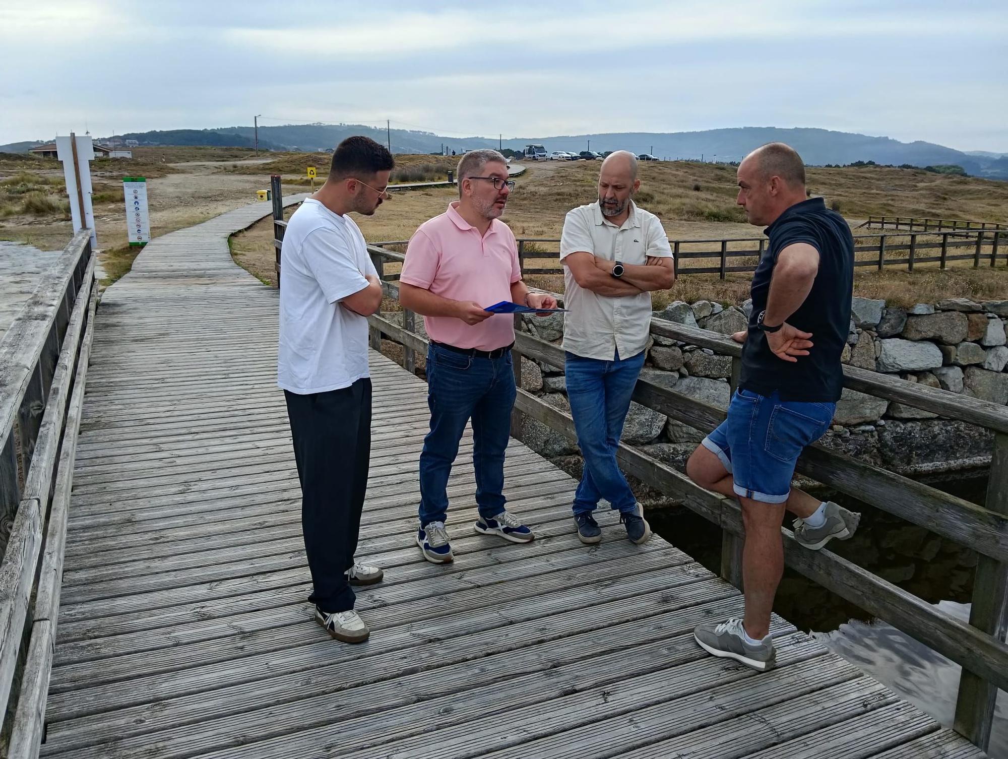 Óscar Insua, segundo esquerda, Miguel Vales e Alberto Sánchez en Baldaio.
