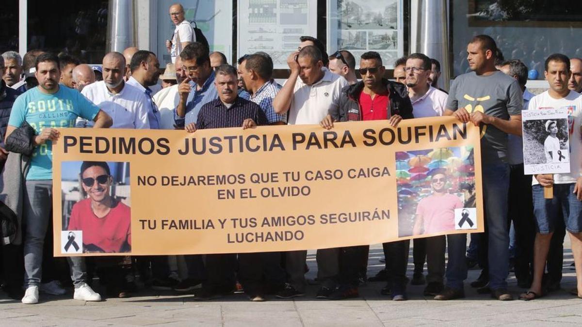 Una concentración en 2019 de los familiares del joven Soufian para pedir justicia y que el caso no cayese en el olvido. |   // ALBA VILLAR