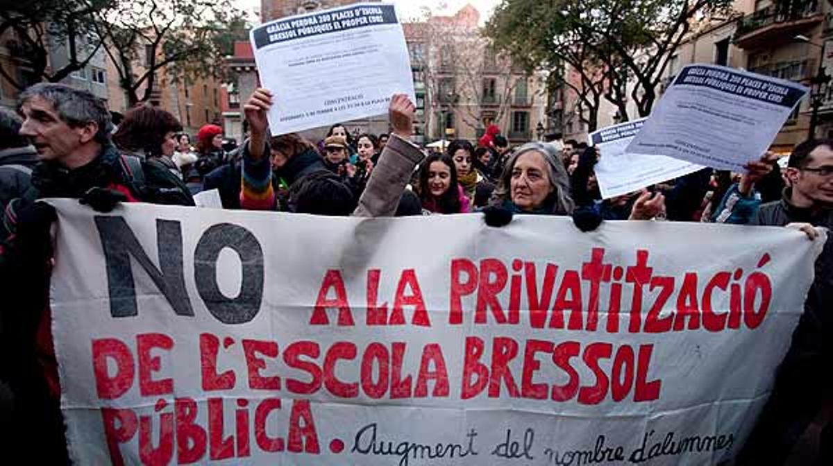 Padres y profesores protestaron el pasado 3 de febrero en Gràcia contra la privatización de las ’escoles bressol’ en Barcelona.