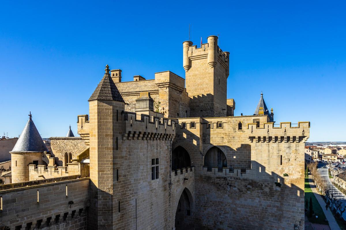 Imponentes murallas y torres que forman parte del Palacio Reale de Olite