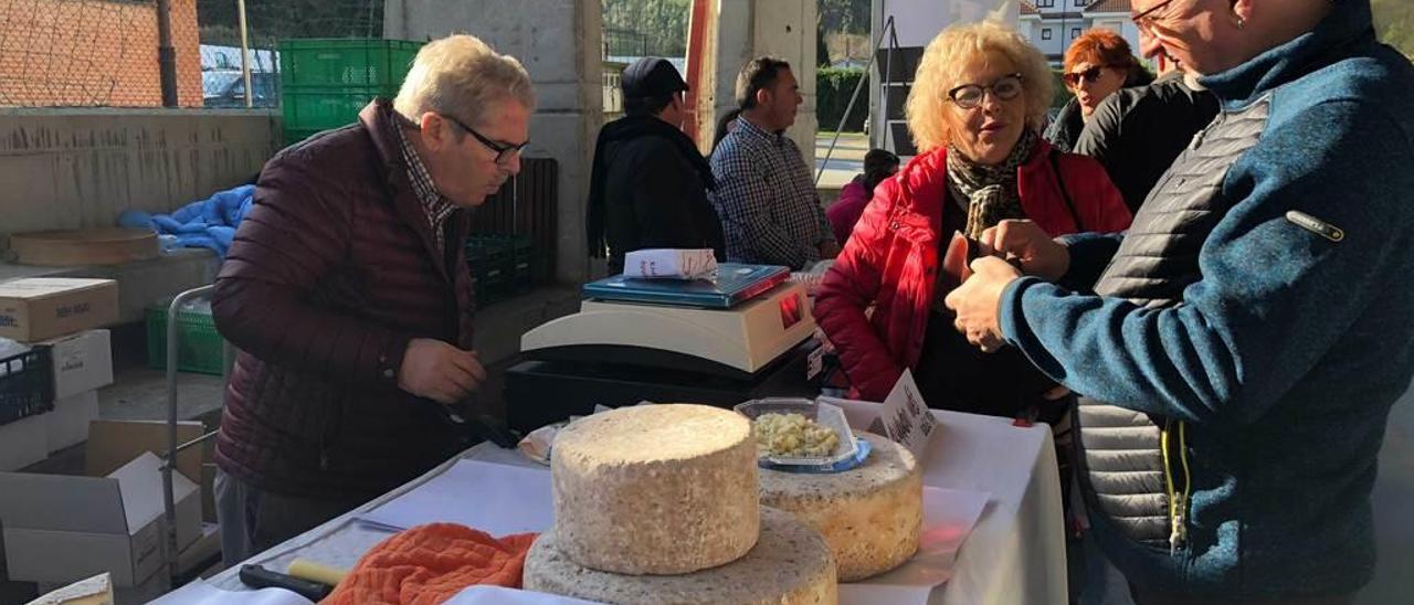 Armando Inés, ayer, vendiendo queso de las tres leches de Pría en el Mercáu del Tardíu de Nueva.