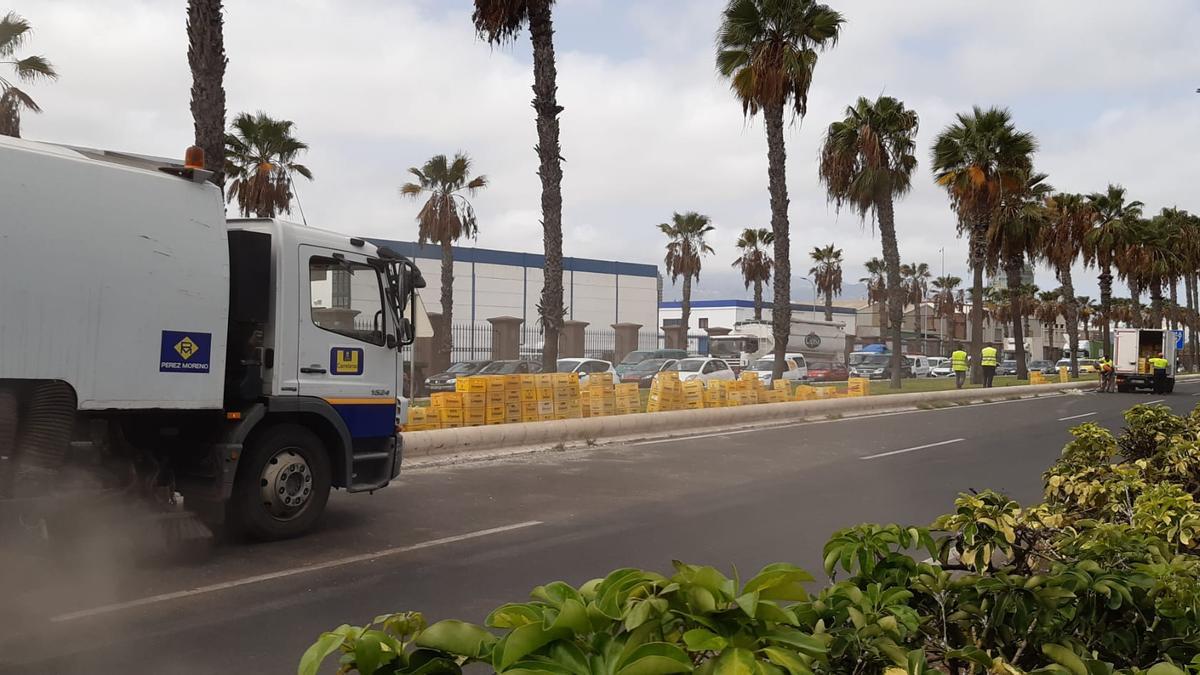 Un camión de refrescos vuelca en la Avenida Marítima (09/09/2021)