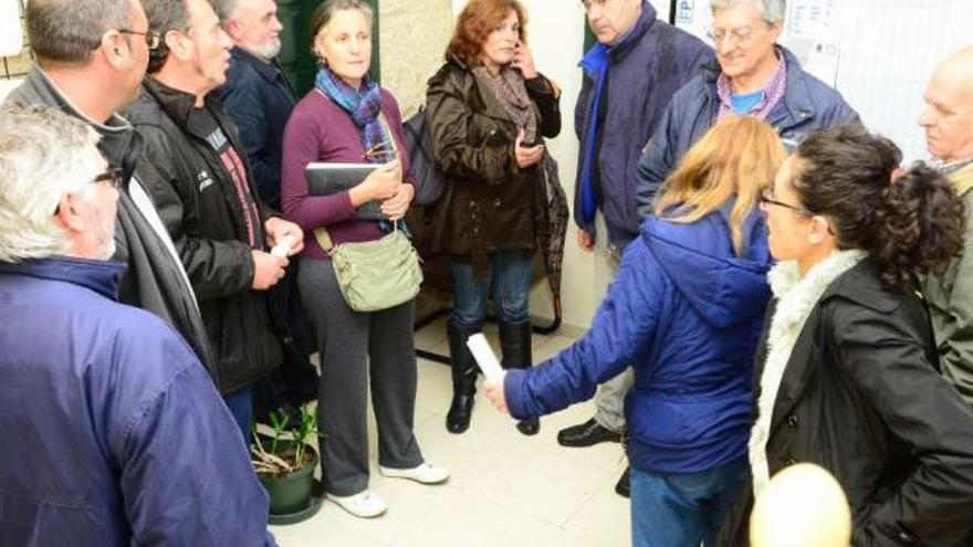 Reunión de vecinos de O Hío con portavoces de la oposición municipal de Cangas  // Gonzalo Núñez