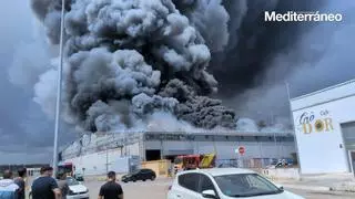 Gran incendio en una empresa de la Vall d’Alba: movilizan más medios de emergencia