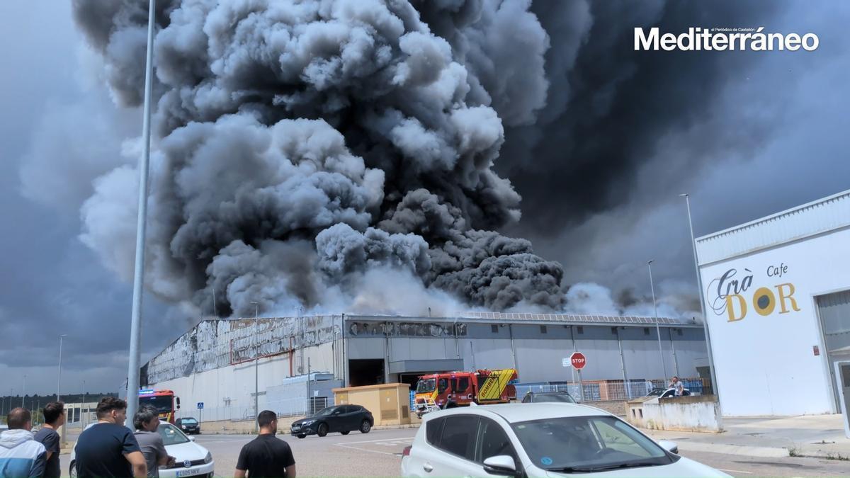 Las impactantes imágenes del incendio industrial de Vall d’Alba