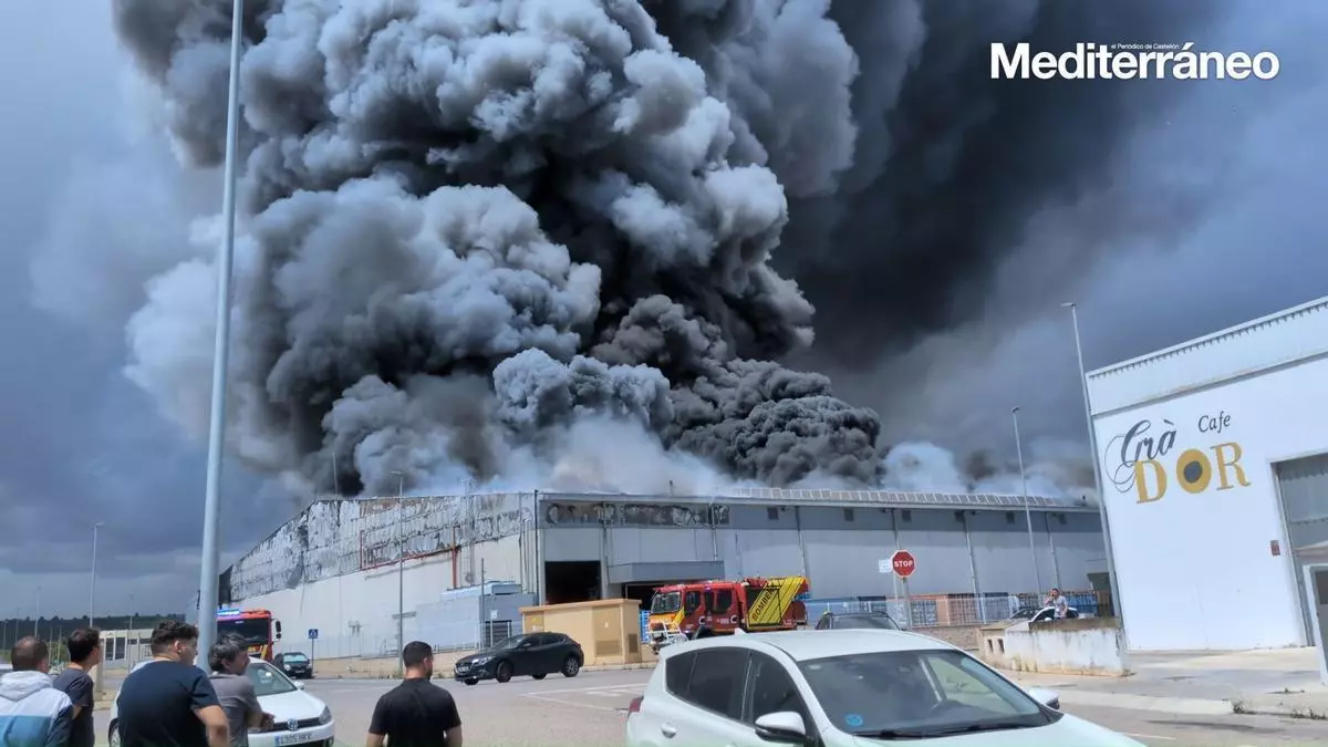 Las impactantes imágenes del incendio industrial de Vall d’Alba