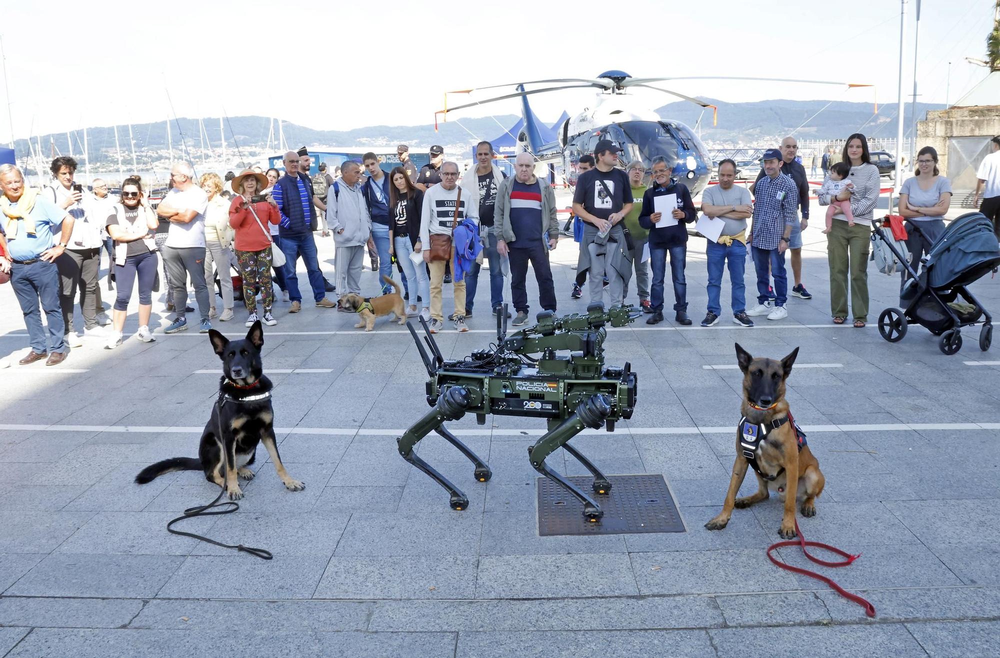 Los perros policía y el robot Sira, protagonistas en la "Exposición de Medios" de la Policía Nacional