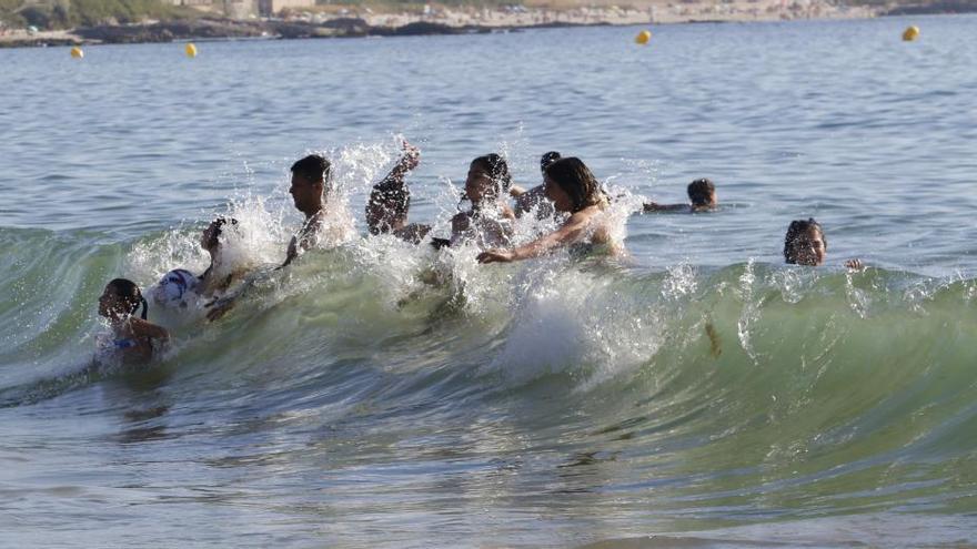 Bañistas refrescándose en Samil, esta tarde. // A. Villar