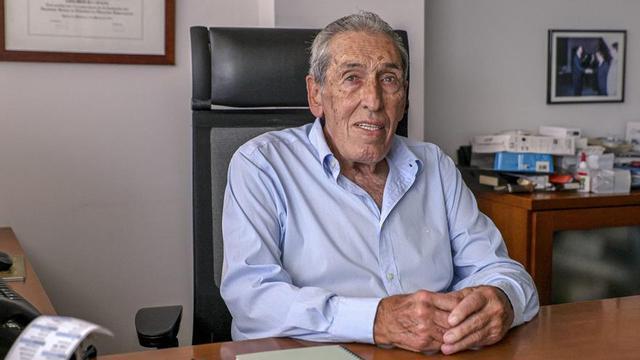 Pedro Iriondo, en su despacho de Viajes Kontiki.