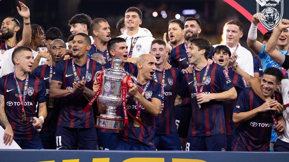 Natxo Insa levata junto a sus compañeros el título de la FA Cup de Malasia.