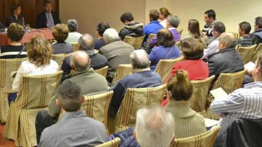 Reunión informativa de la plataforma Stop Cláusula Suelo, ayer en Benavente.