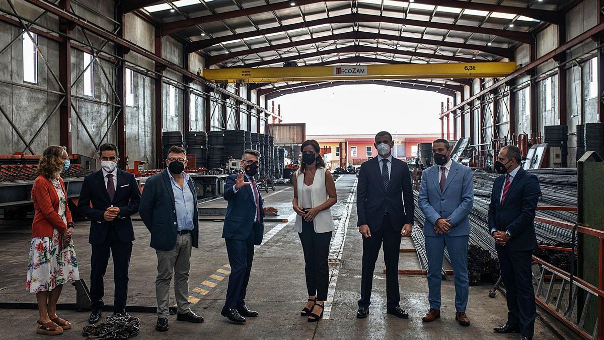 Desde la izquierda: María Villar, Efrén Domínguez, José Antonio Bartolomé, Iván José Gómez Rojo, Carlota Amigo, David Martín, José Miguel Fernández y Jorge Lorenzo, en las instalaciones de Tecozam del polígono industrial de Los Llanos.