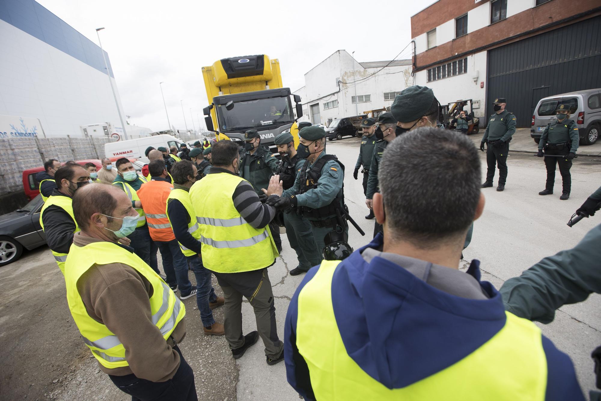 EN IMÁGENES: así está siendo el paro del transporte en Asturias