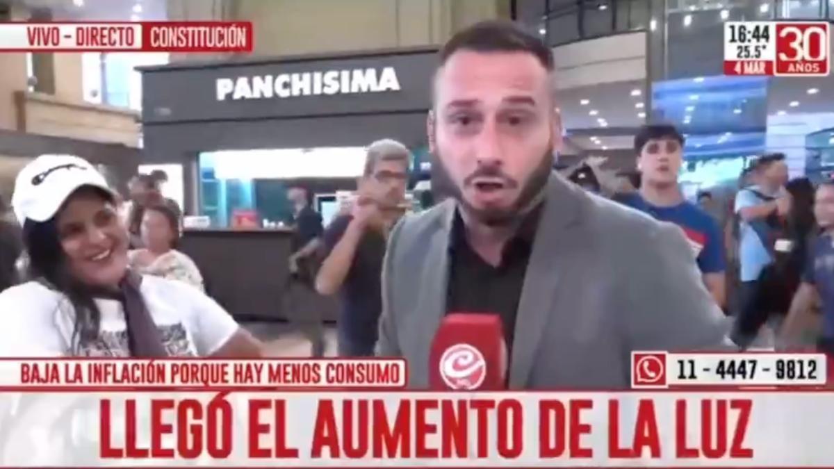 El reportero Tomi Munaretto en un directo para Crónica TV