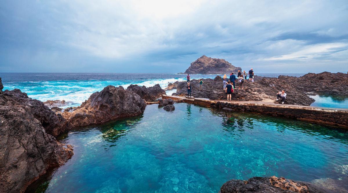 Las piscinas natural de El Caletón son la principal atracción turística