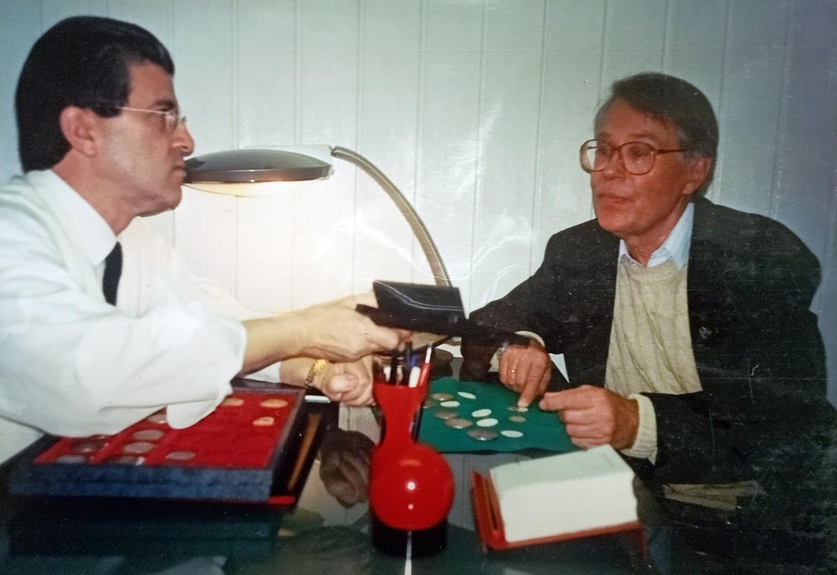 El experto malagueño charla de monedas antiguas con un numismático y  catedrático de Historia Moderna de Hamburgo.