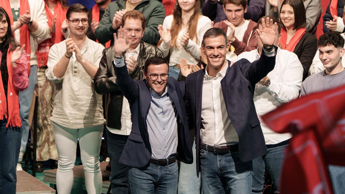 El secretario general del PSOE y presidente del Gobierno, Pedro Sánchez (d), y el candidato socialista a la presidencia de la Junta, Miguel Ángel Gallardo.