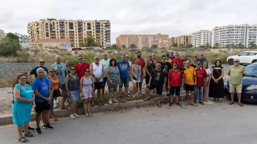 Vecinos de Ciudad de Asís protestan por la falta de asfaltado en un tramo de la calle César Porcel