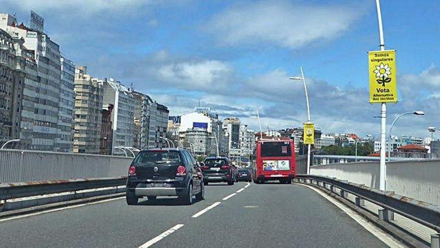 Banderolas de Alternativa dos Veciños en la bajada a Linares Rivas en la entrada a A Coruña.