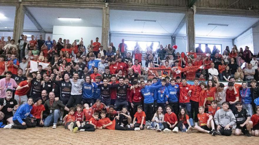 Asistentes al último acto de conmemoración de los 50 años del colegio de Tarrío, ayer, en el recinto.  | // L.O. C.