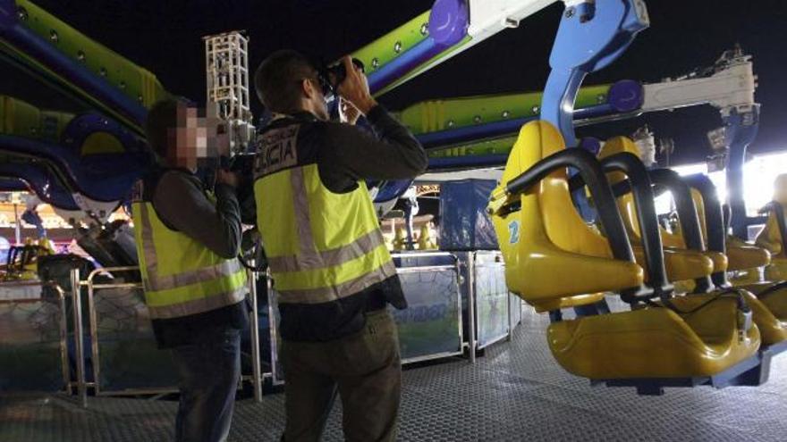 Agentes de la Policía Nacional durante la investigación en una atracción de la feria de navidad de Rabasa que ha sido precintada tras un accidente en el que han resultado heridos siete niños y dos adultos.