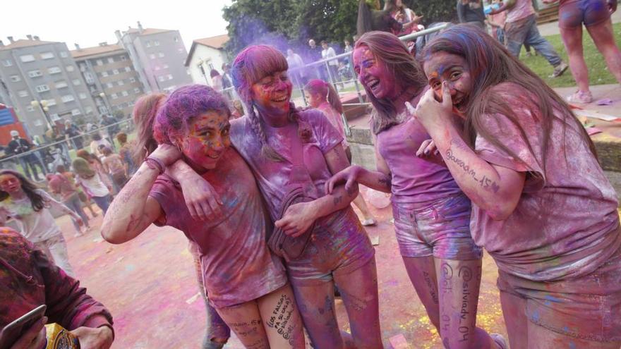 Participantes en la &quot;Holi&quot; celebrada en Avilés.