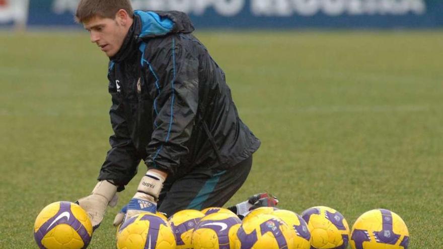 Fabricio, con varios balones en la ciudad deportiva.