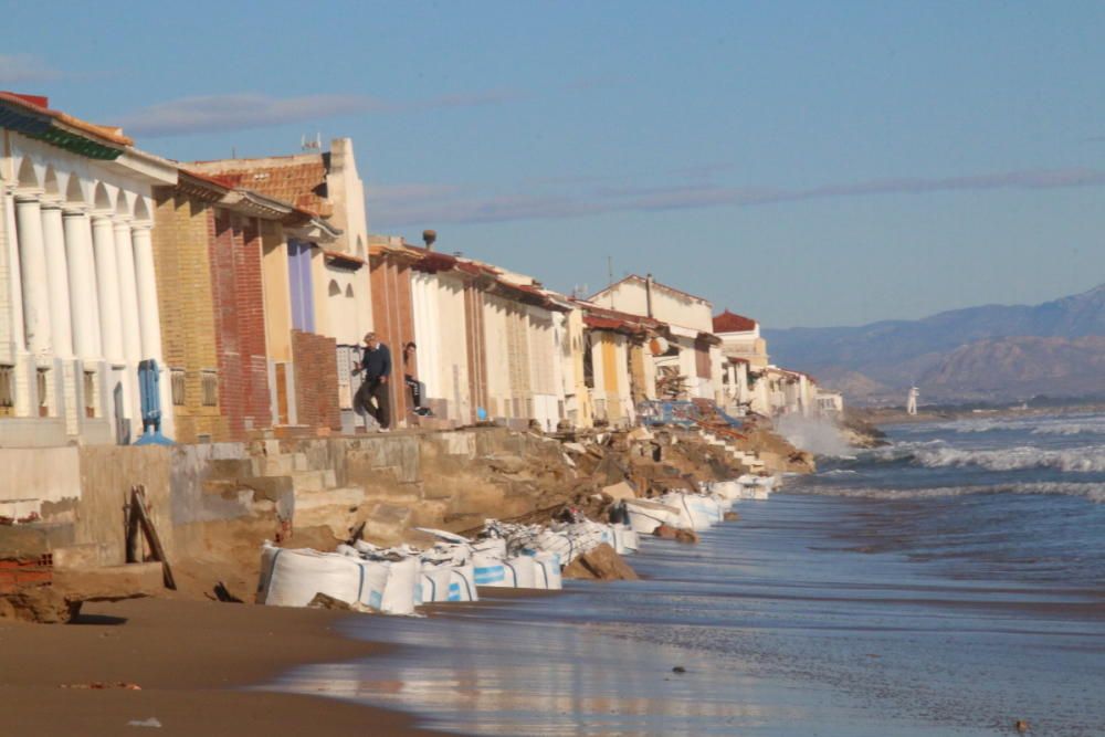 Las casas sufren derrumbes y el mar destruye porches y aceras y abre grandes socavones