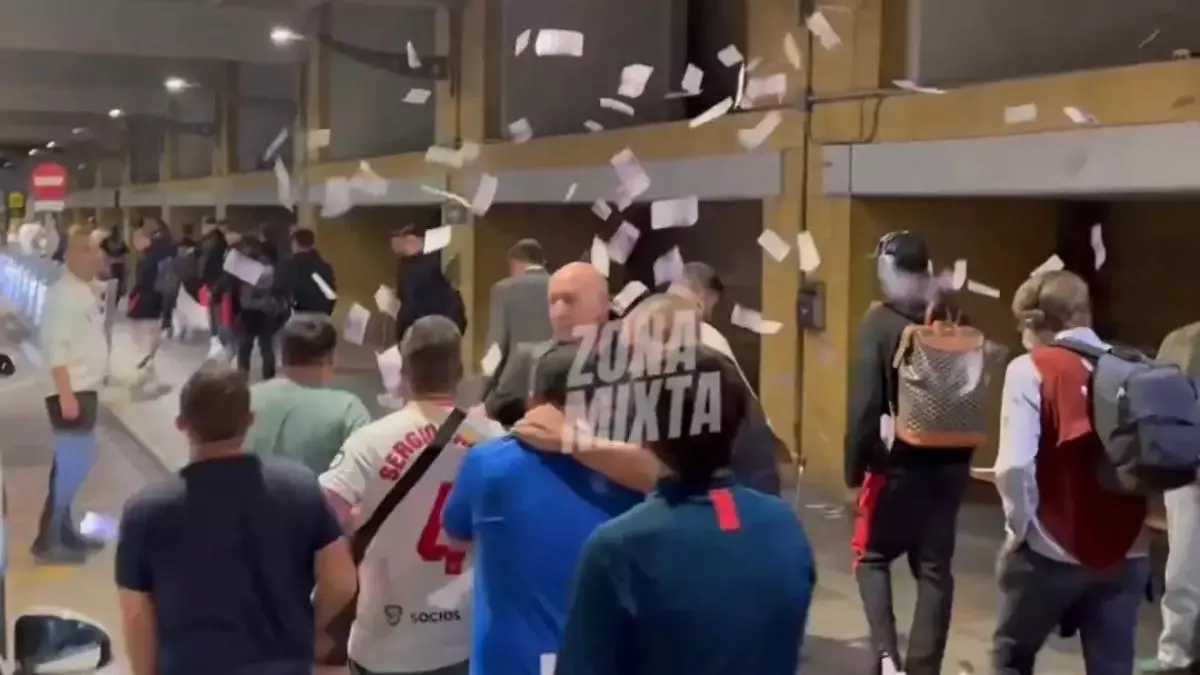 Alta tensi車n en el Sevilla: gritos, insultos y billetes falsos hacia los jugadores