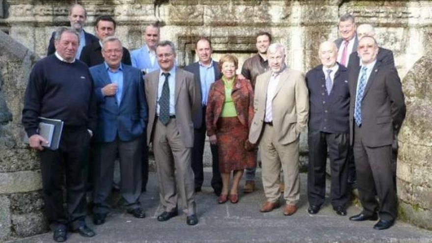 Beloso (quinto por la derecha) junto a otros presidentes de casinos gallegos en el exterior del Pazo de Mariñán coruñés.