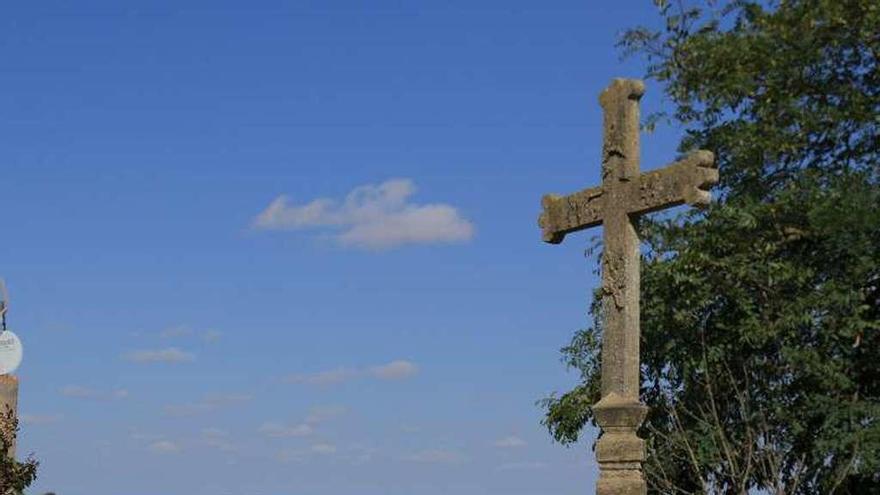 Monumento a los caídos en Vega de Villalobos.