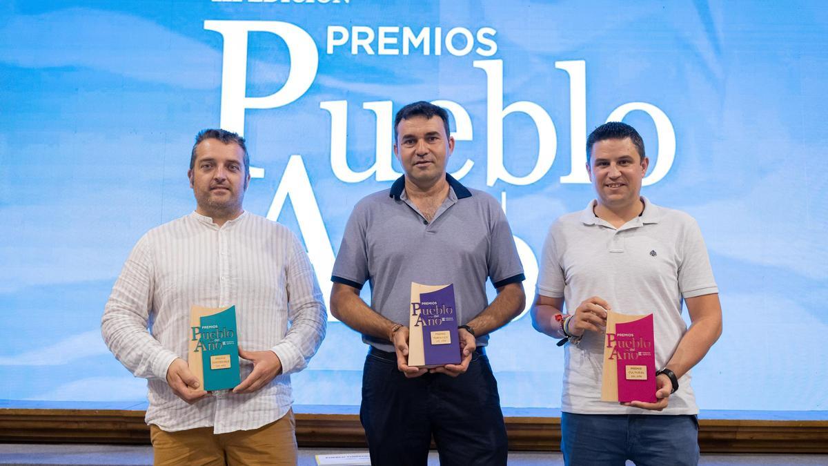 Alberto Vicente, Roberto Orós y Antonio Biescas, alcaldes de Aliaga, Loarre y Ayerbe, recibieron el galardón ayer en los premios Pueblo del Año concedidos por EL PERIÓDICO DE ARAGÓN.